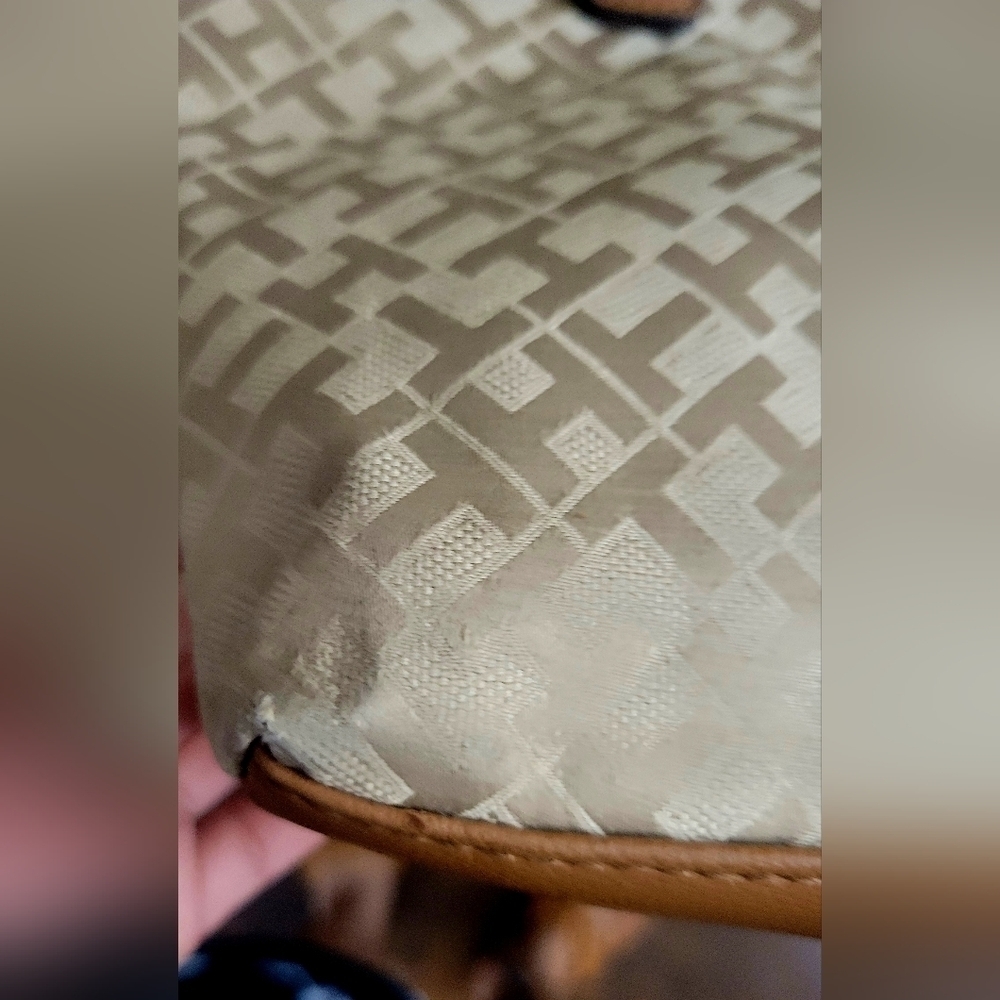 Tommy Hilfiger Large Logo Purse Beige Gold Accents Tote Handbag. - Picture 7 of 10